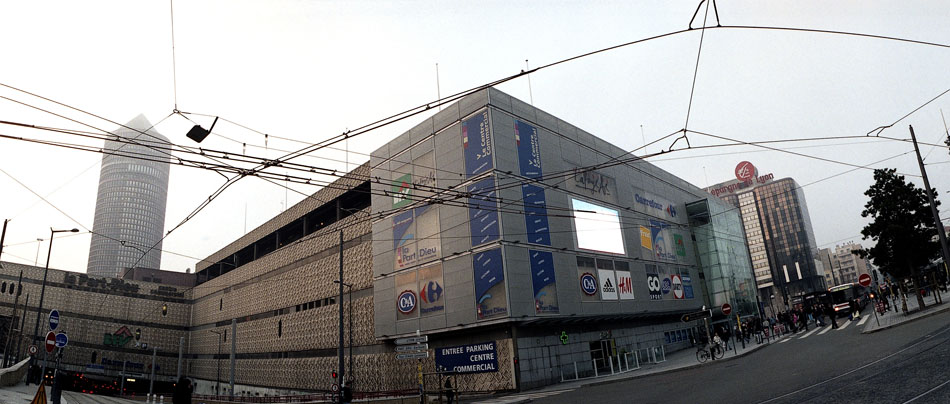 Jeudi 14 décembre 2006, le "Progrès" du jour titre en "une" sur la panne de chauffage qui frigorifie depuis début novembre le "Crayon", à la Part Dieu, à Lyon.