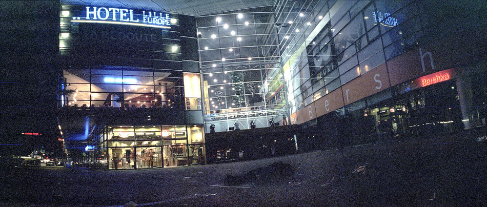 Mardi 28 novembre 2006, un SDF sur une bouche d'aération du métro, à Lille Europe.