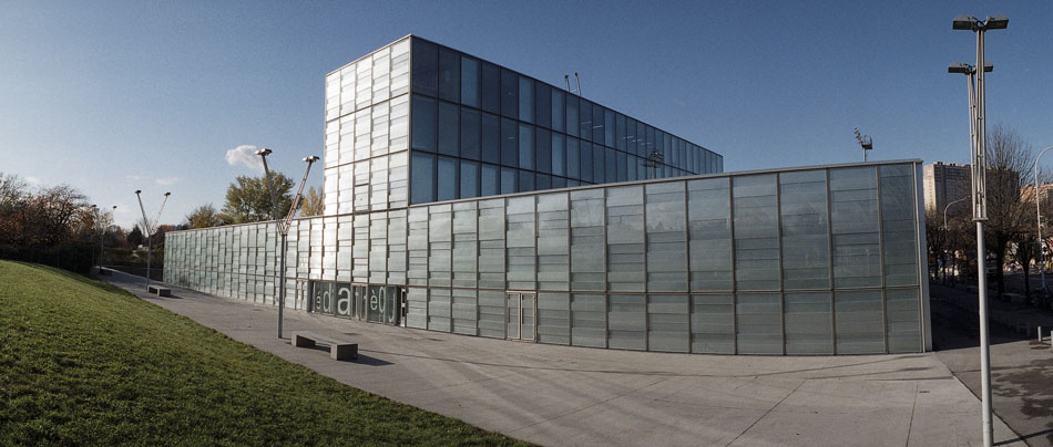 Mercredi 22 novembre 2006, la médiathèque du "coin de la rue", de l'architecte Dominique Perrault, à Vénissieux.