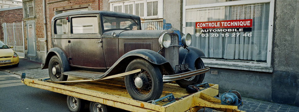 Mardi 3 avril 2007, une Ford de 1933, rue de la Vieille-Aventure, à Wazemmes, Lille.