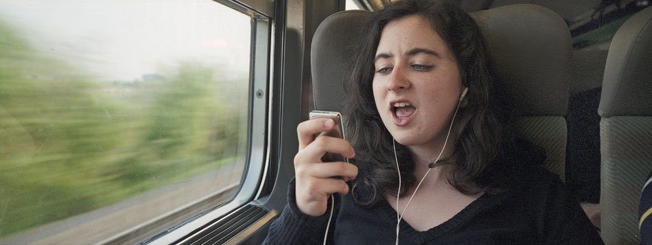 Samedi 28 avril 2007, Alice, une voyageuse chantante dans le TGV Paris/Lille.