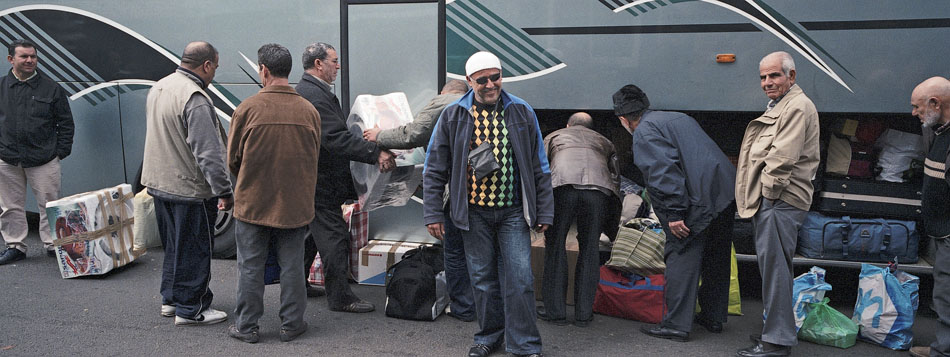 Samedi 7 avril 2007, le bus qui relie Amsterdam à l'Espagne pour les voyageurs en partance vers le Maroc, place de la Nouvelle Aventure, à Wazemmes, Lille.