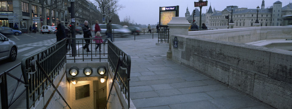 Lundi 17 décembre 2007, quai du Louvre, à Paris.