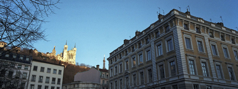 Jeudi 15 février 2007, la cathédrale de Fourvière vue de l'avenue Adolphe-Max, à Lyon.