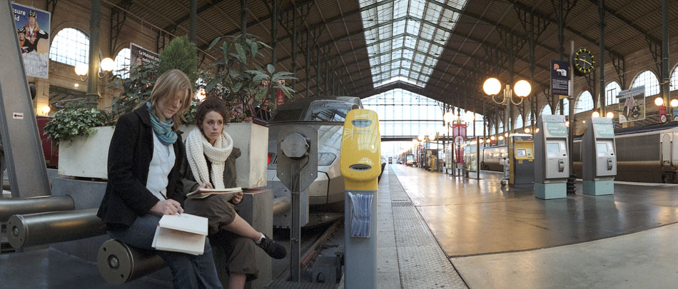 Mardi 9 janvier 2007, des étudiants d'une école d'art, gare du Nord, à Paris.