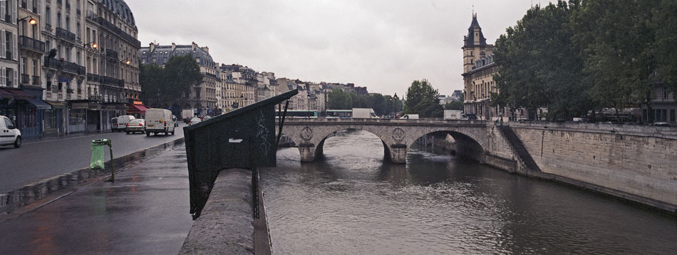 Mardi 24 juillet 2007, quai Saint-Michel, à Paris.