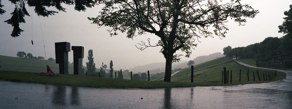 Samedi 2 juin 2007, baptême sous l'orage d'une statue de Mathilde Pénicaud, au château de Javernand, à Chiroubles.