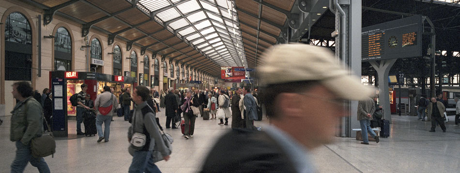 Mardi 15 mai 2007, salle des pas perdus, gare Saint-Lazare, à Paris.