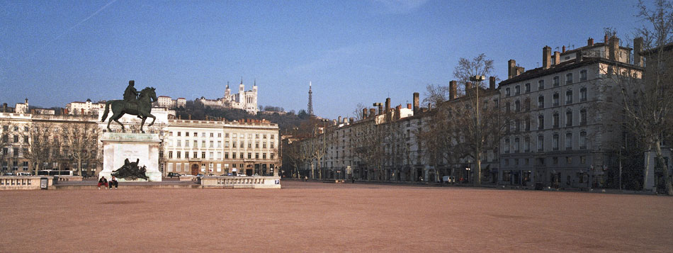 Mercredi 14 mars 2007, place Bellecour, à Lyon.