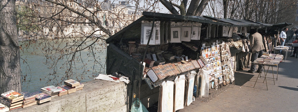 Mercredi 28 mars 2007, bouquinistes, quai Voltaire, à Paris.