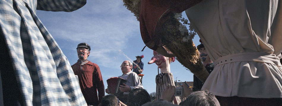 Samedi 10 mars 2007, le baptême à la bière du géant Cordéoneux, au carnaval de Wazemmes, à la Maison Folie, à Lille.