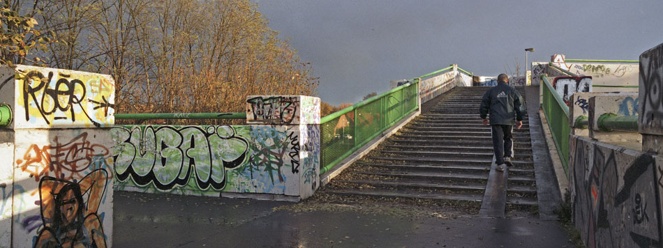 Lundi 13 novembre 2007, passerelle sur le canal de Roubaix, à Wasquehal.