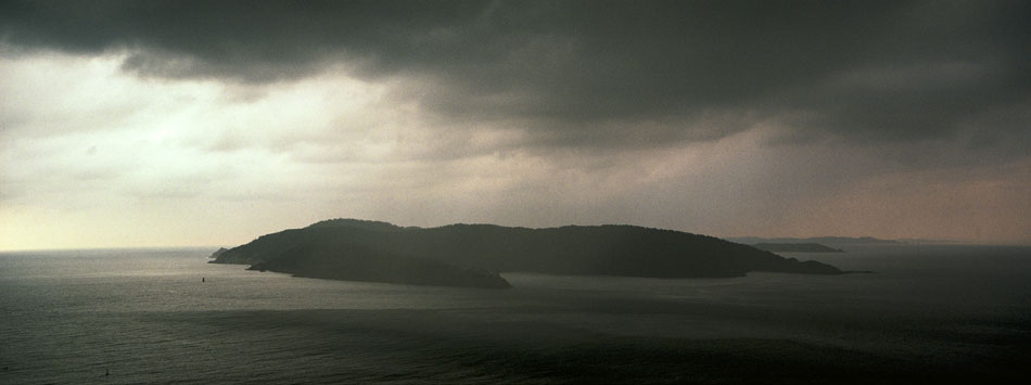 Mardi 30 octobre 2007, Port Cros vue depuis chez moi, à Héliopolis, île du Levant.