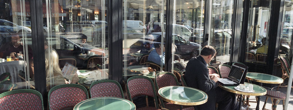 Mercredi 26 septembre 2007, le café de Flore, bd Saint-Germain, à Paris.