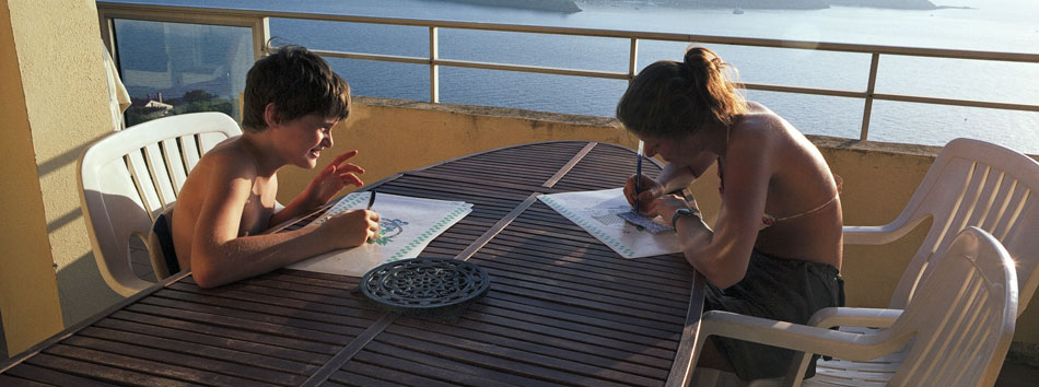 Mercredi 6 août 2008 (2), Maxence et Laury sur la terrasse, Héliopolis, île du Levant.