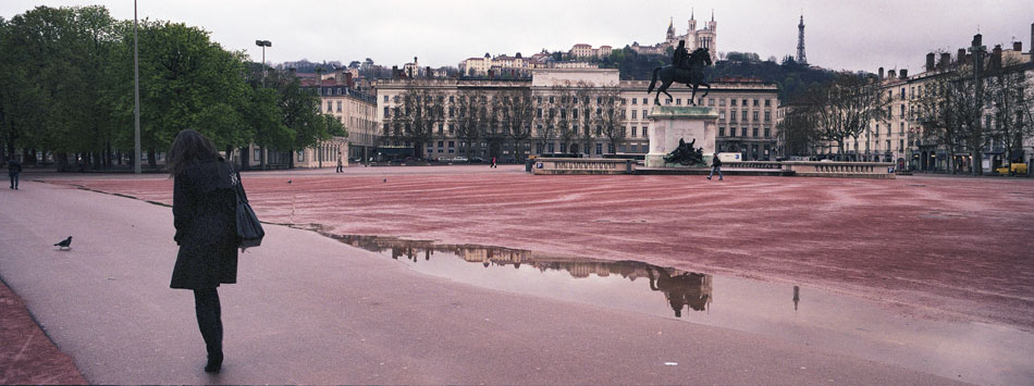 Jeudi 3 avril 2008, place Bellecour, à Lyon.