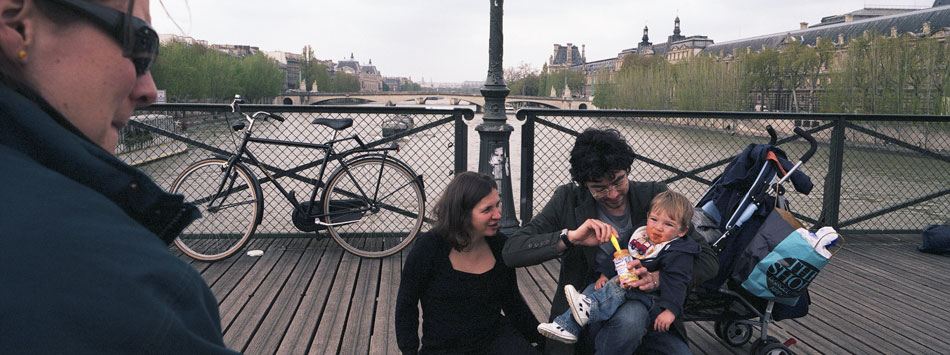 Mardi 22 avril 2008, pont des Arts, à Paris.