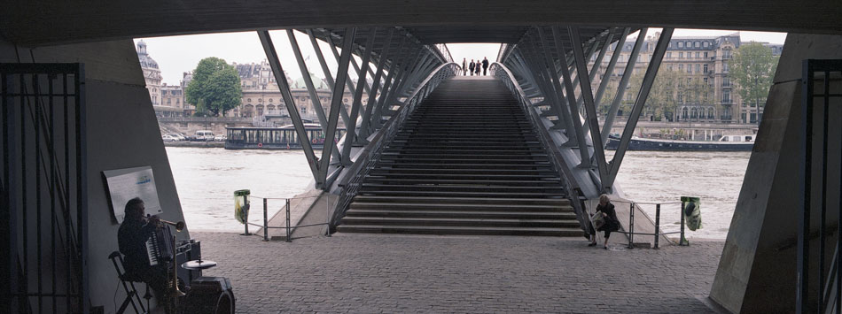 Mardi 22 avril 2008 (2), passerelle Solférino, à Paris.