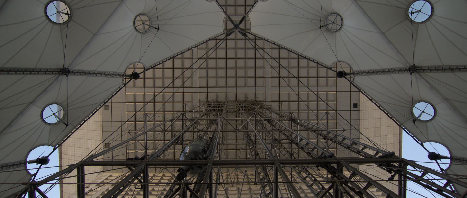 Jeudi 11 décembre 2008, grande arche de Paris la Défense.