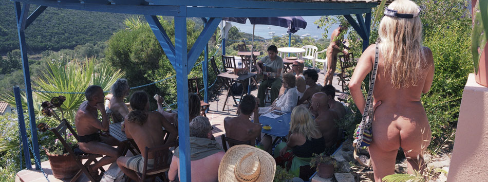 Lundi 28 juillet 2008 (2), Donoré chante sur la terrasse du bazar d'Héliopolils, île du Levant.