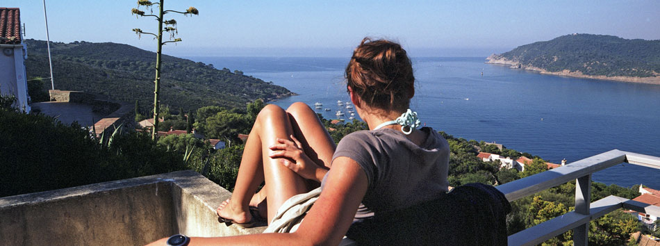 Mercredi 30 juillet 2008 (2), Laury sur la terrasse, Héliopolis, île du Levant.