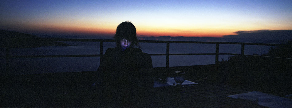 Mercredi 30 juillet 2008 (3), Manon sur la terrasse, Héliopolis, île du Levant.