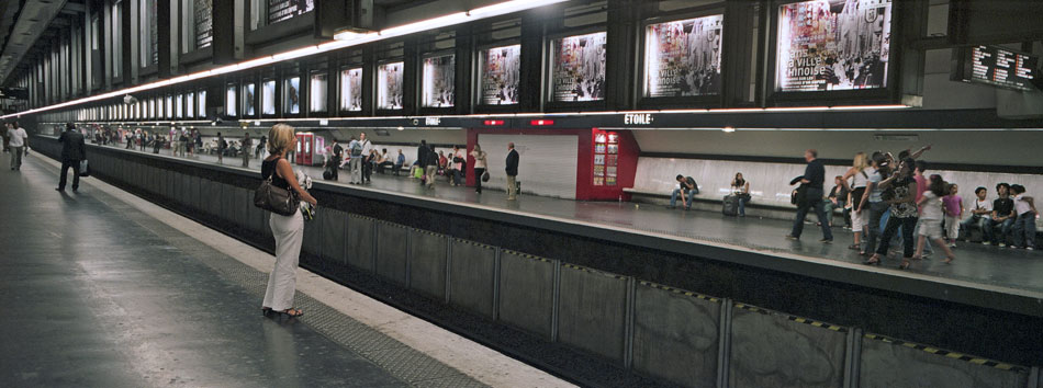 Mardi 24 juin 2008 (2), station de RER Charles-de-Gaulle Etoile, à Paris.