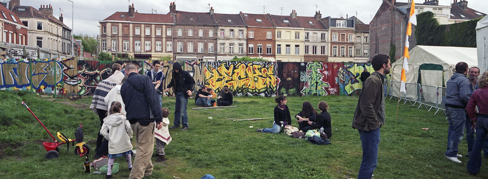 Jeudi 1er mai 2008 (5), devant la Maison Folie Wazemmes, à Lille.