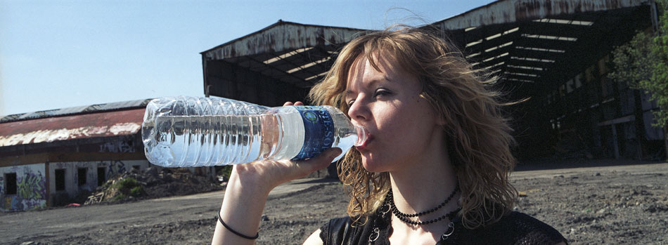 Jeudi 8 mai 2008, la pause après la pose, Aurore Mazurelle pour les Transphotographiques, dans une friche industrielle, à Lomme, Lille.