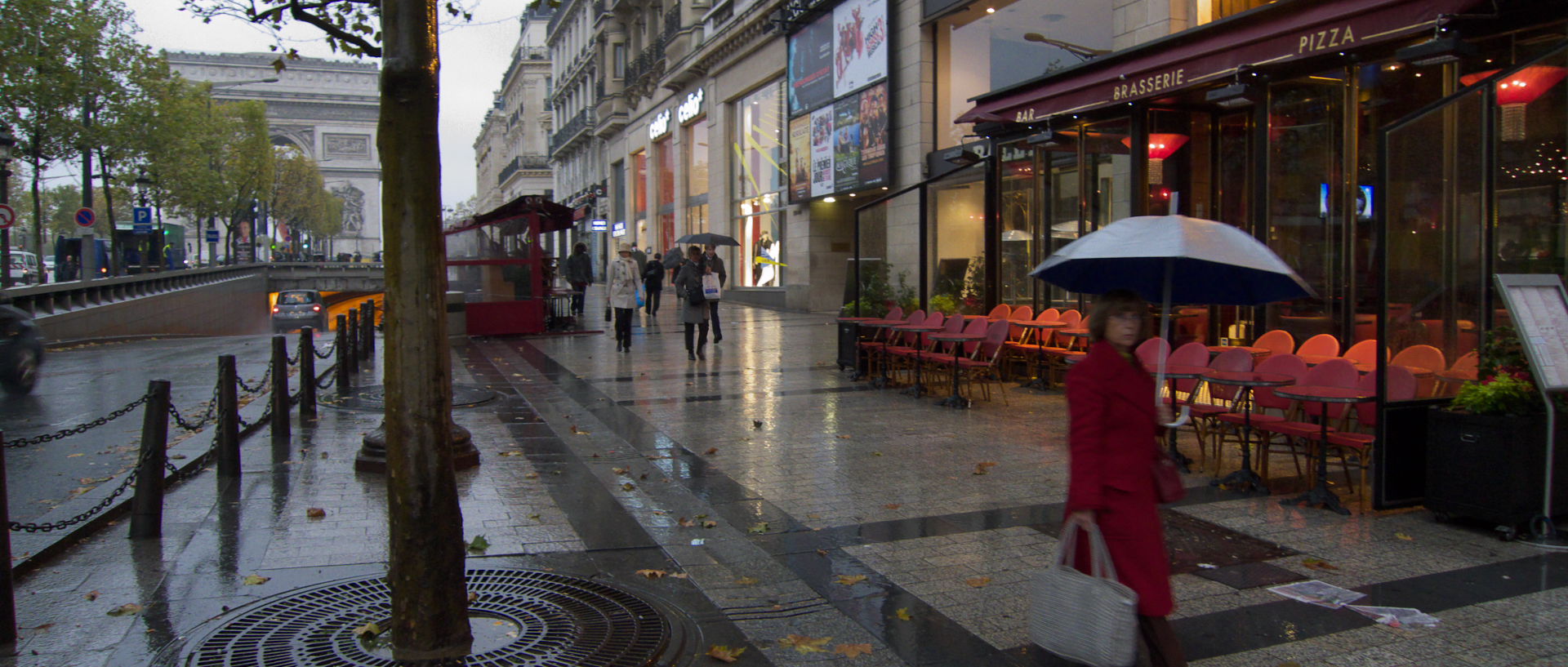 Mercredi 5 novembre 2008, av. des Champs-Elysées, à Paris.