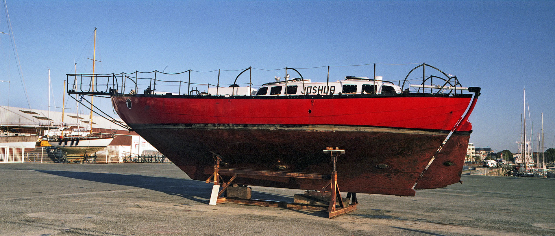 Jeudi 9 octobre 2008 (3), Joshua, le voilier du navigateur solitaire Bernard Moitessier, au port de La Rochelle.