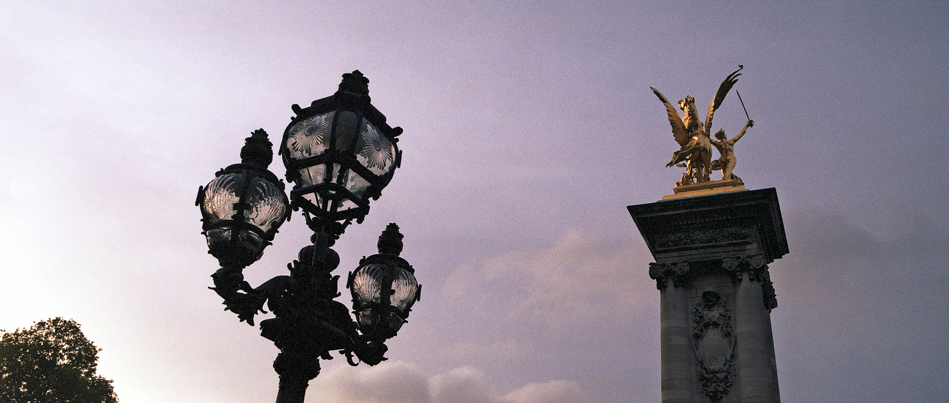 Mercredi 8 octobre 2008, le pont Alexandre III, à Paris.