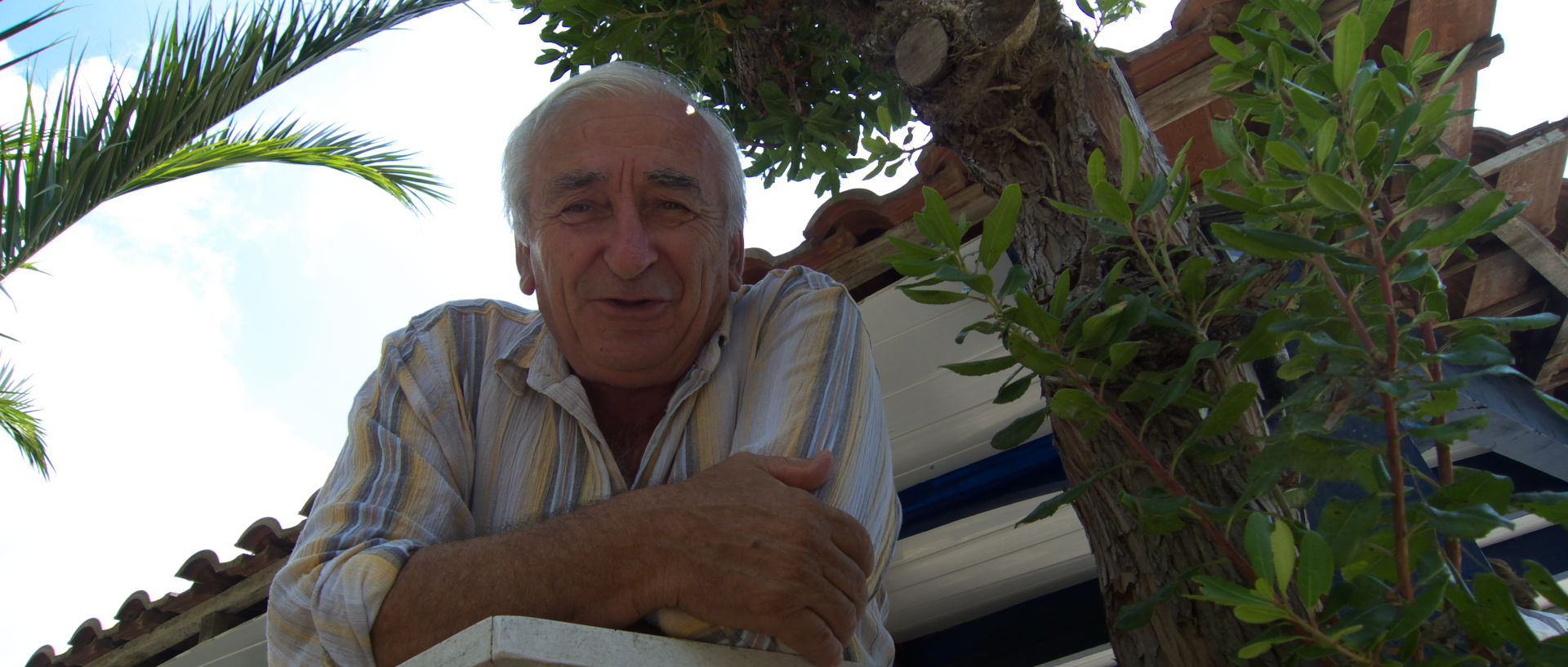 Photo de Pierre Perrin au bar de la Marine, île du Levant, village d'Héliopolis.