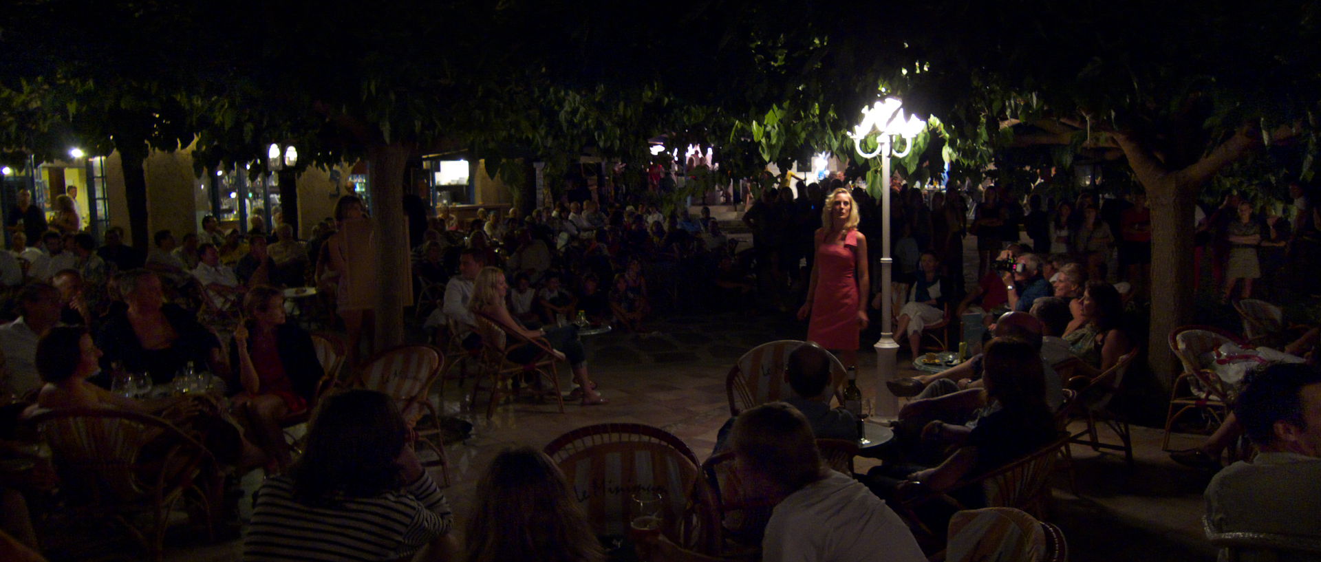 Photo d'un défilé de mode, terrasse du Minimum, île du Levant, village d'Héliopolis.