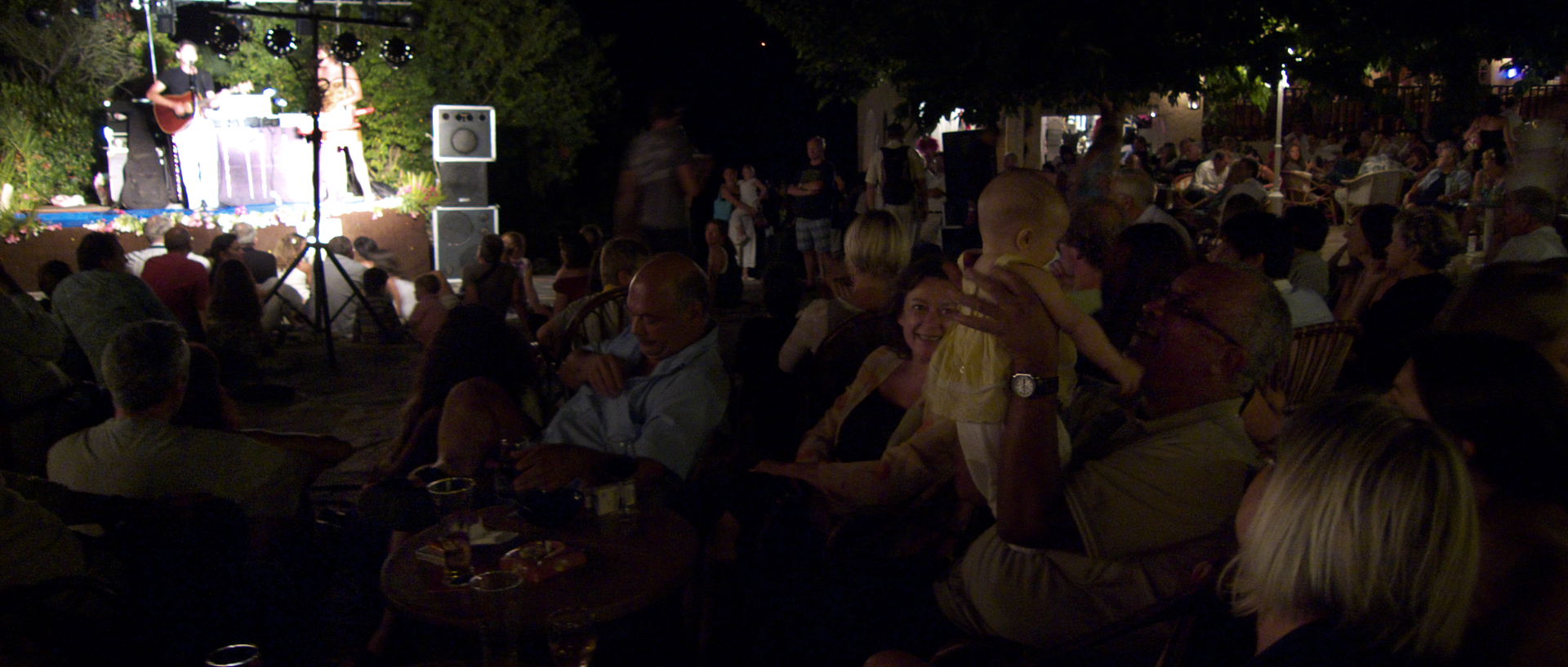 Photo de spectacle, île du Levant, place du village d'Héliopolis.