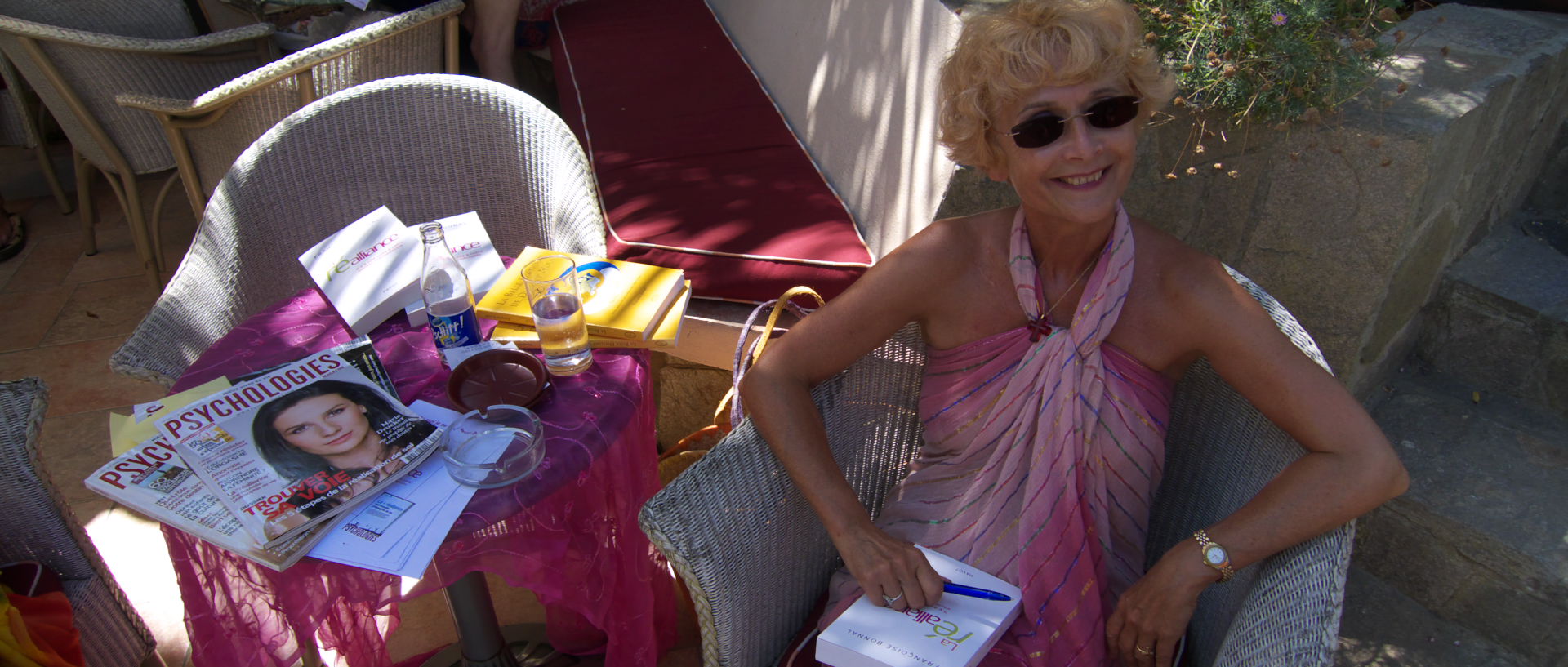 Photo de Françoise Bonnal, terrasse du Minimum, île du Levant, village d'Héliopolis.