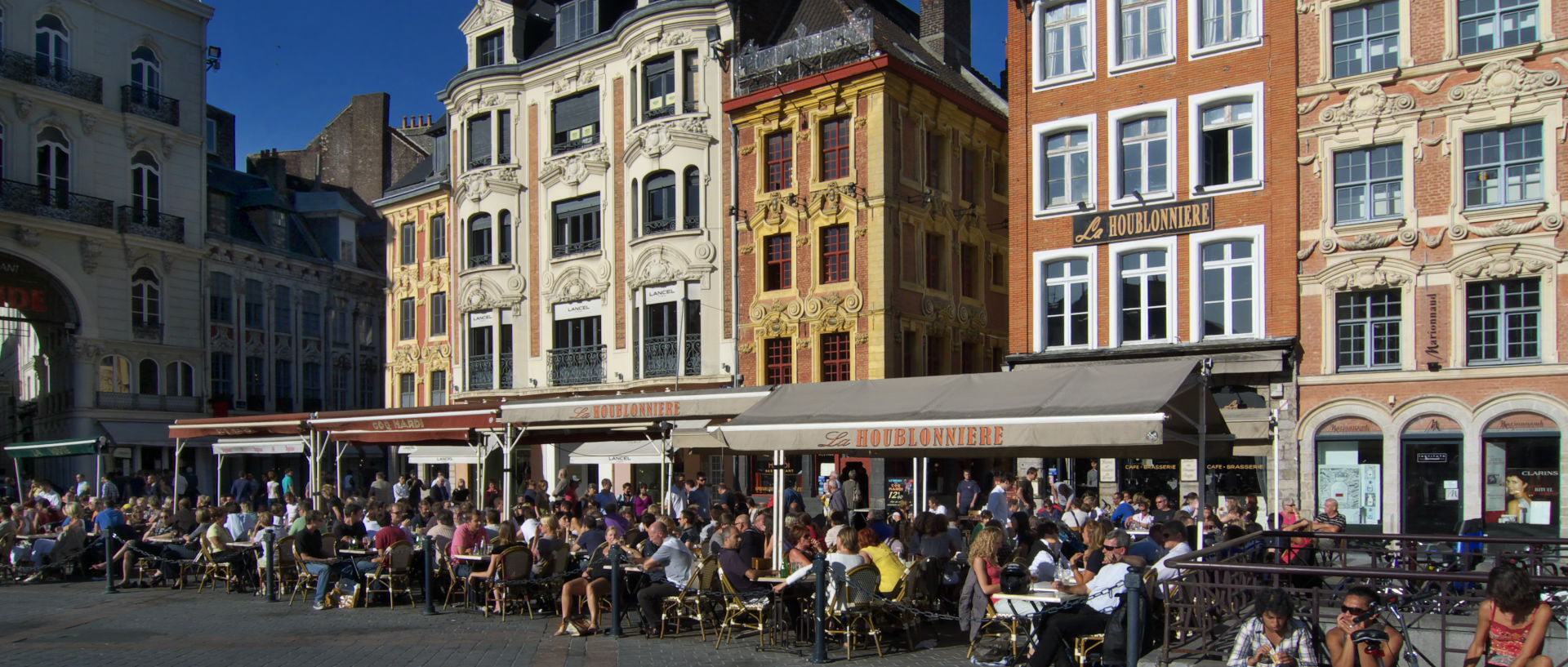 Photo de scène de rue, Lille, place du Général-de-Gaulle.