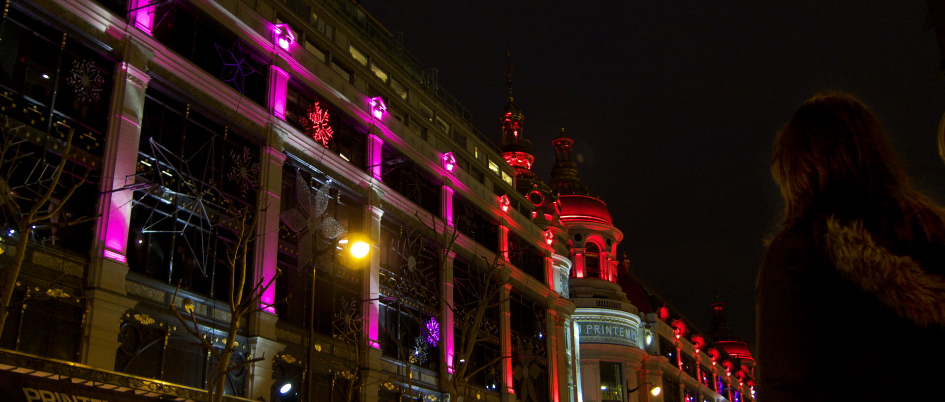 Photo de scène de rue devant les magasins du Printemps, Paris, bd Haussmann.