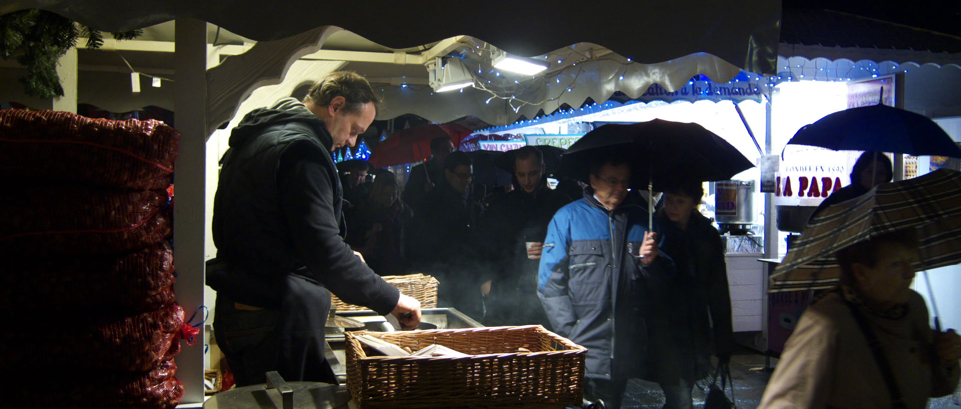 Photo de scène de rue, marché de Noël, Paris, av. des Champs Elysées.