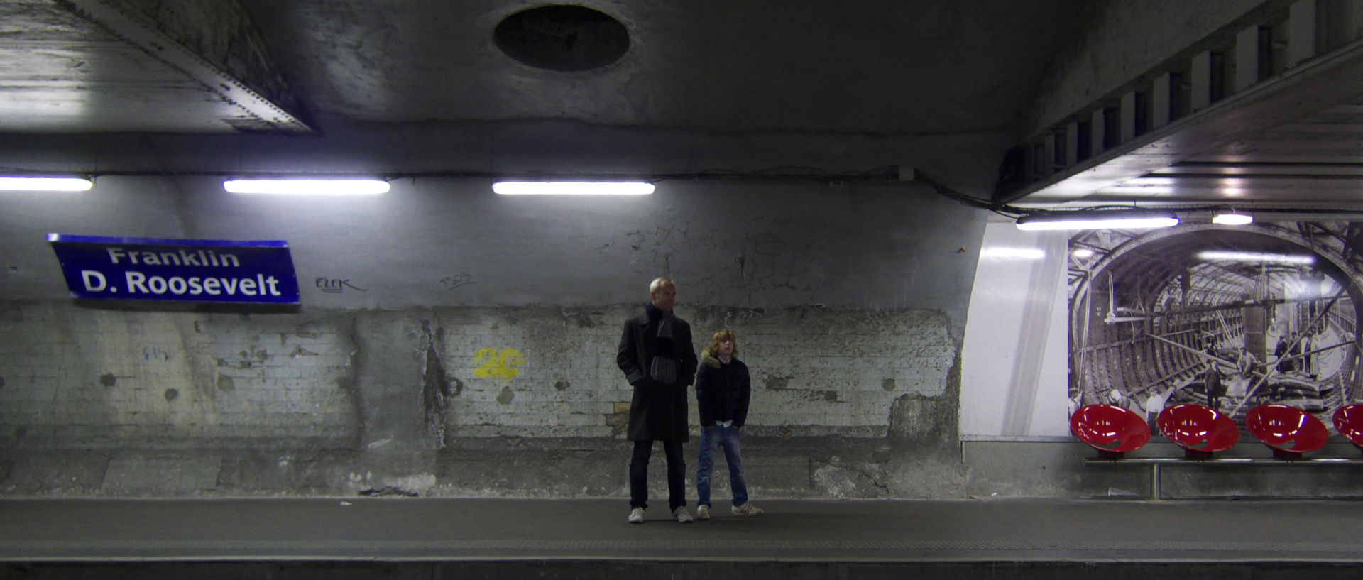 Photo dans le métro, station Franklin-D-Roosevelt, Paris.