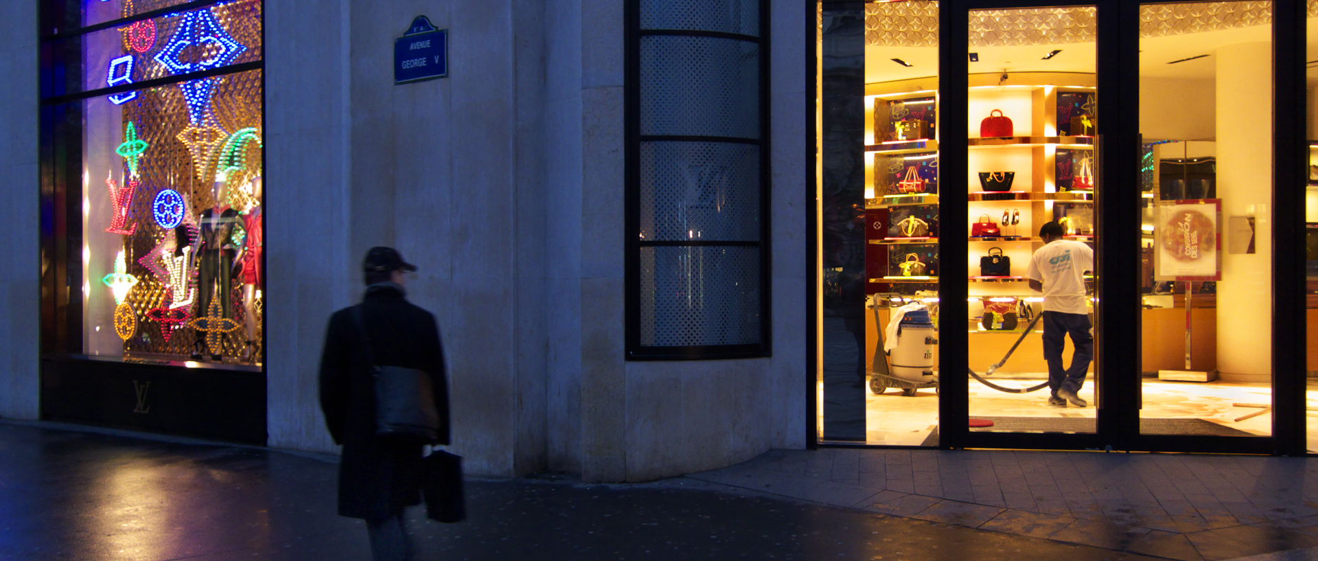 Photo de scène de rue, Paris, av. Georges V.