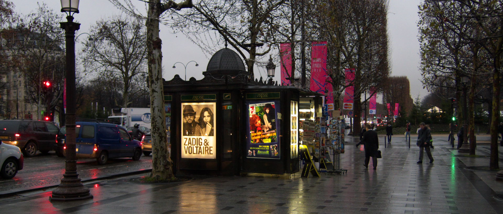 Photo de scène de rue, Paris, av. des Champs Elysées.