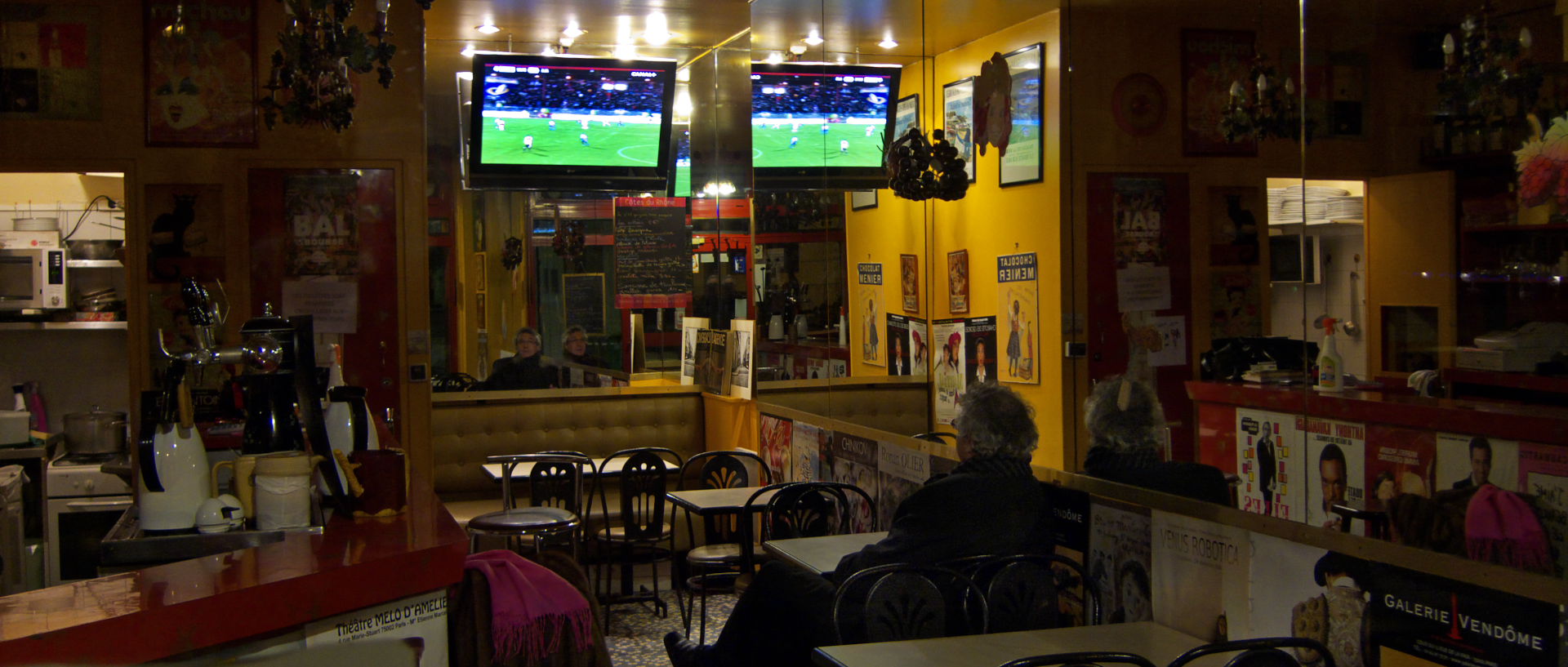 Photo dans un café, Paris, rue de Richelieu.