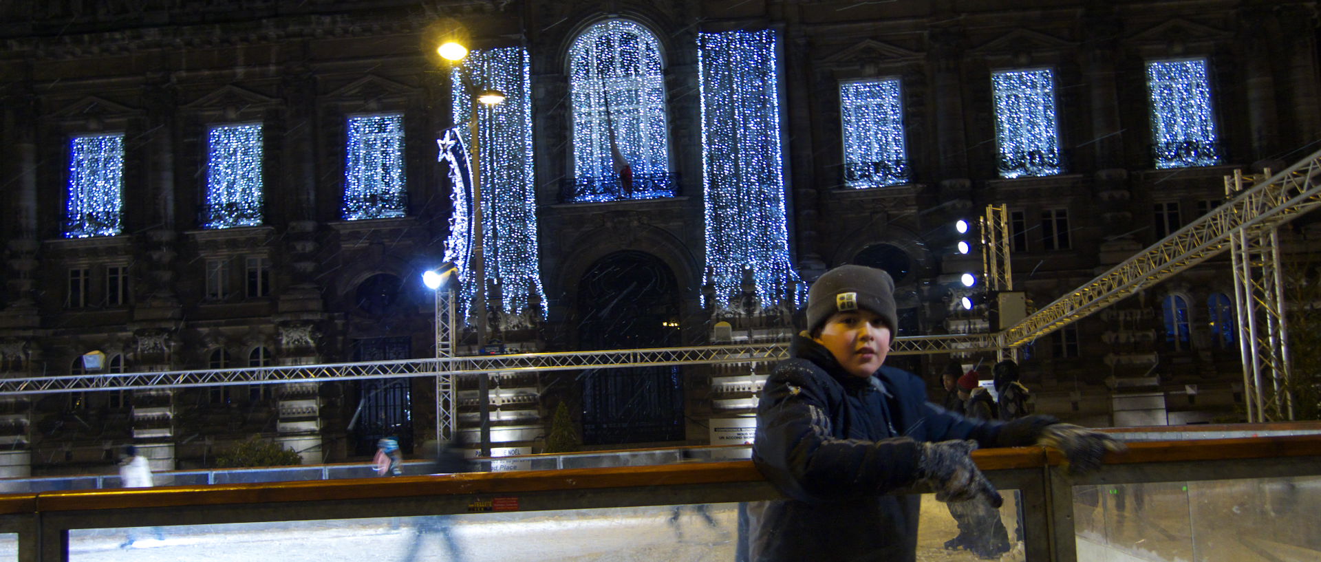 Photo devant une patinoire, Roubaix, Grand place.