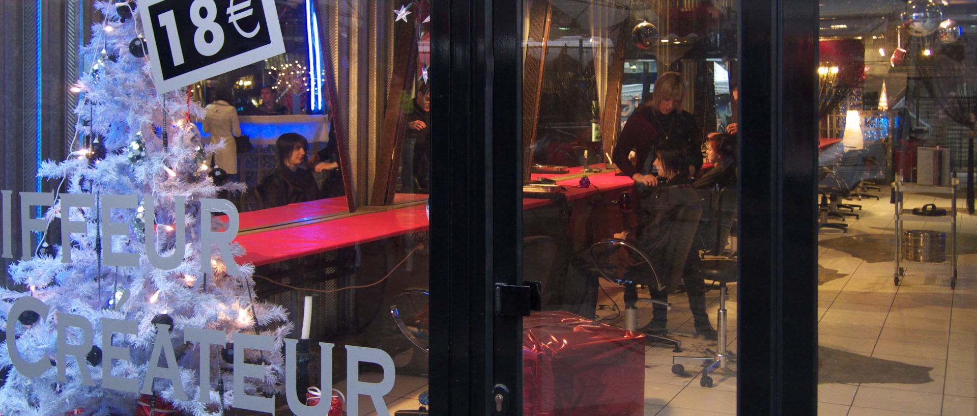 Photo à la devanture d'un coiffeur, Cambrai, rue du Maréchal-de-Lattre-de-Tassigny