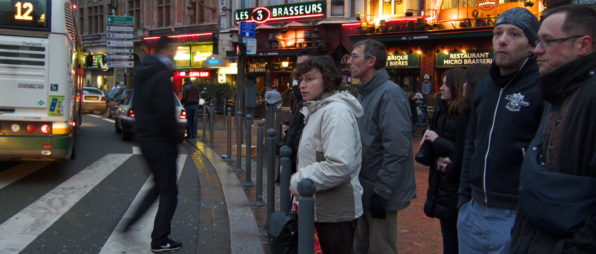 Photo à un passage pour piétons, Lille, place de la Gare.