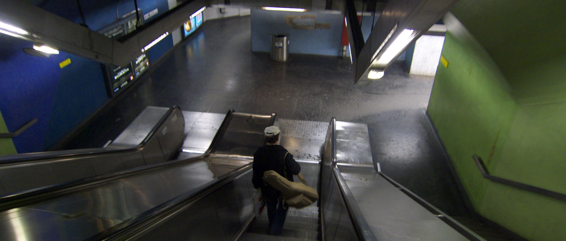 Mardi 3 février 2009, 23:08, station de RER Charles-deGaulle, à Paris.