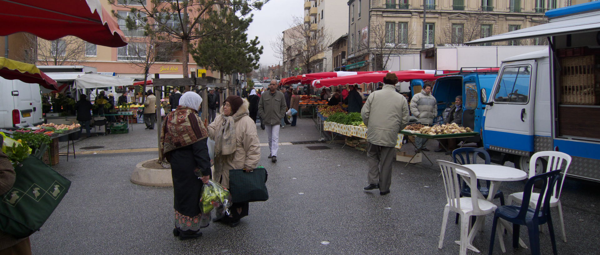 Mercredi 4 février 2009, 10:08, place Léon-Sublet, à Vénissieux.