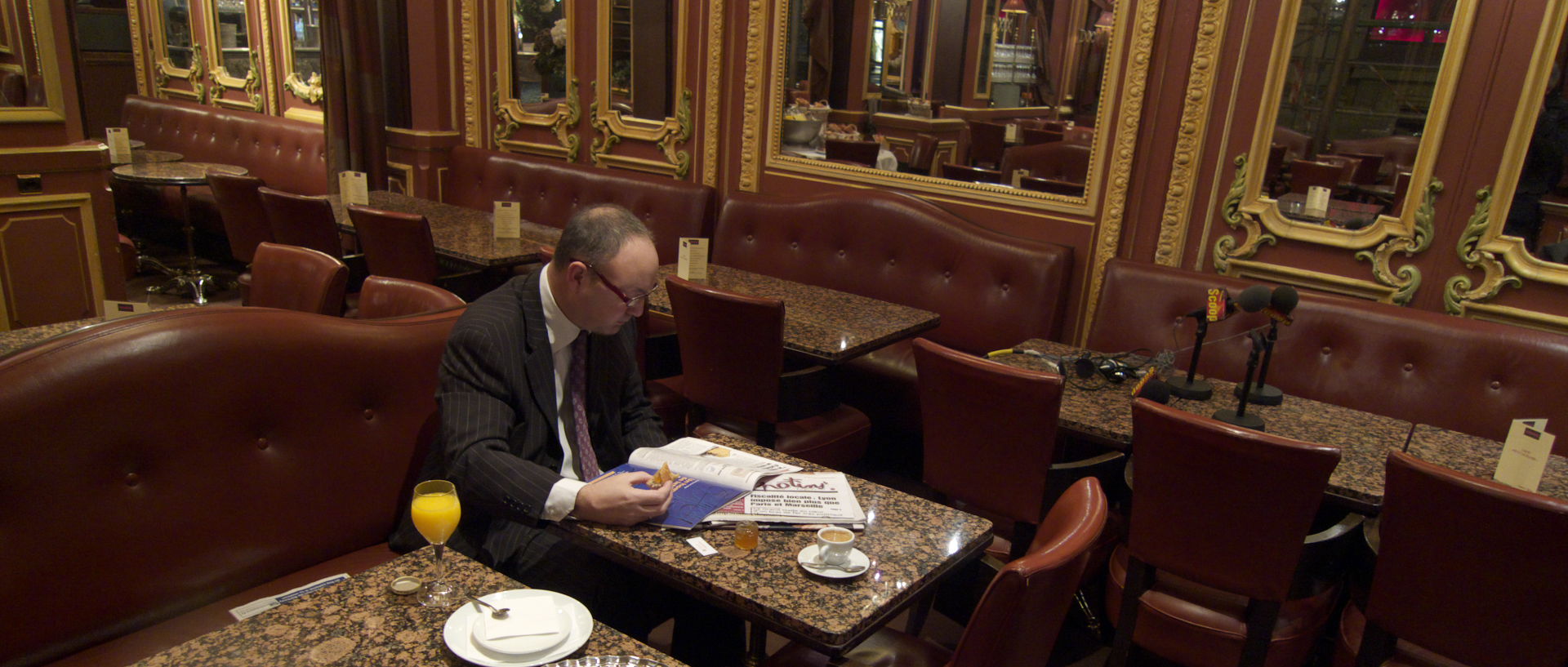 Jeudi 5 février 2009, 7:32, Gérard Angel au Grand café des négociants, place Francisque-Régaud, à Lyon.