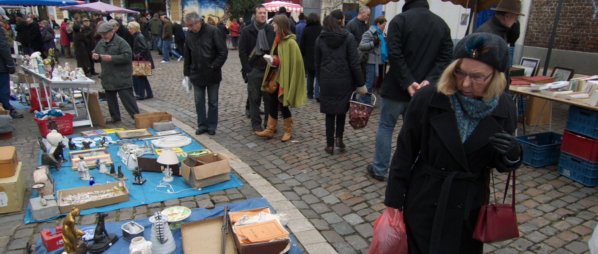 Dimanche 8 février 2009, 12:11, parvis de Champ de la Croix, à Wazemmes, LIlle.